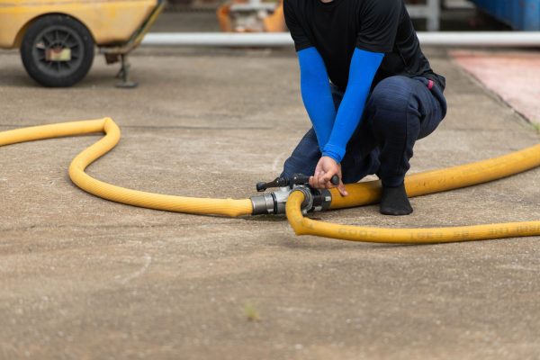 técnico vaciando arquetas.