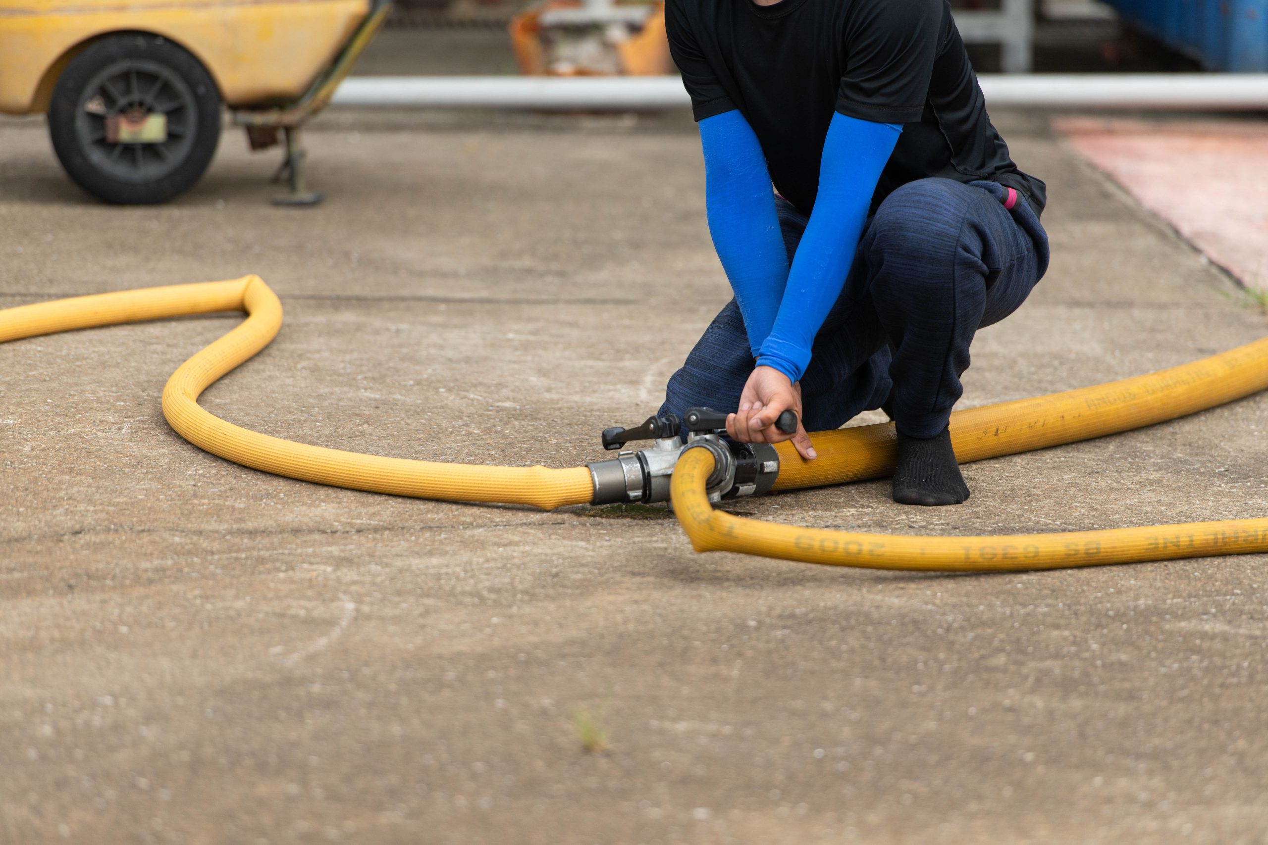 técnico vaciando arquetas.